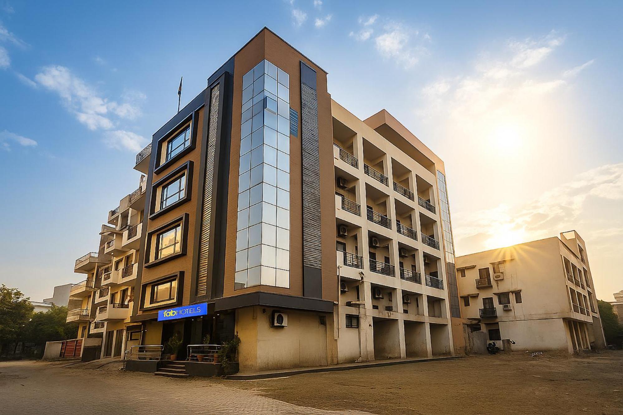 Fabhotel The Diamond Газиабад Экстерьер фото